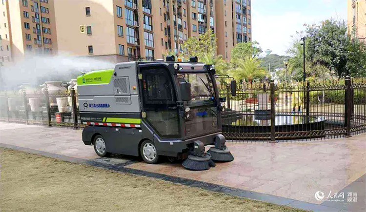 人民网报路：抗击疫情，环卫机械人显技巧